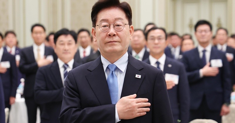 국민의례를 하는 이재명 대통령 / 뉴스1