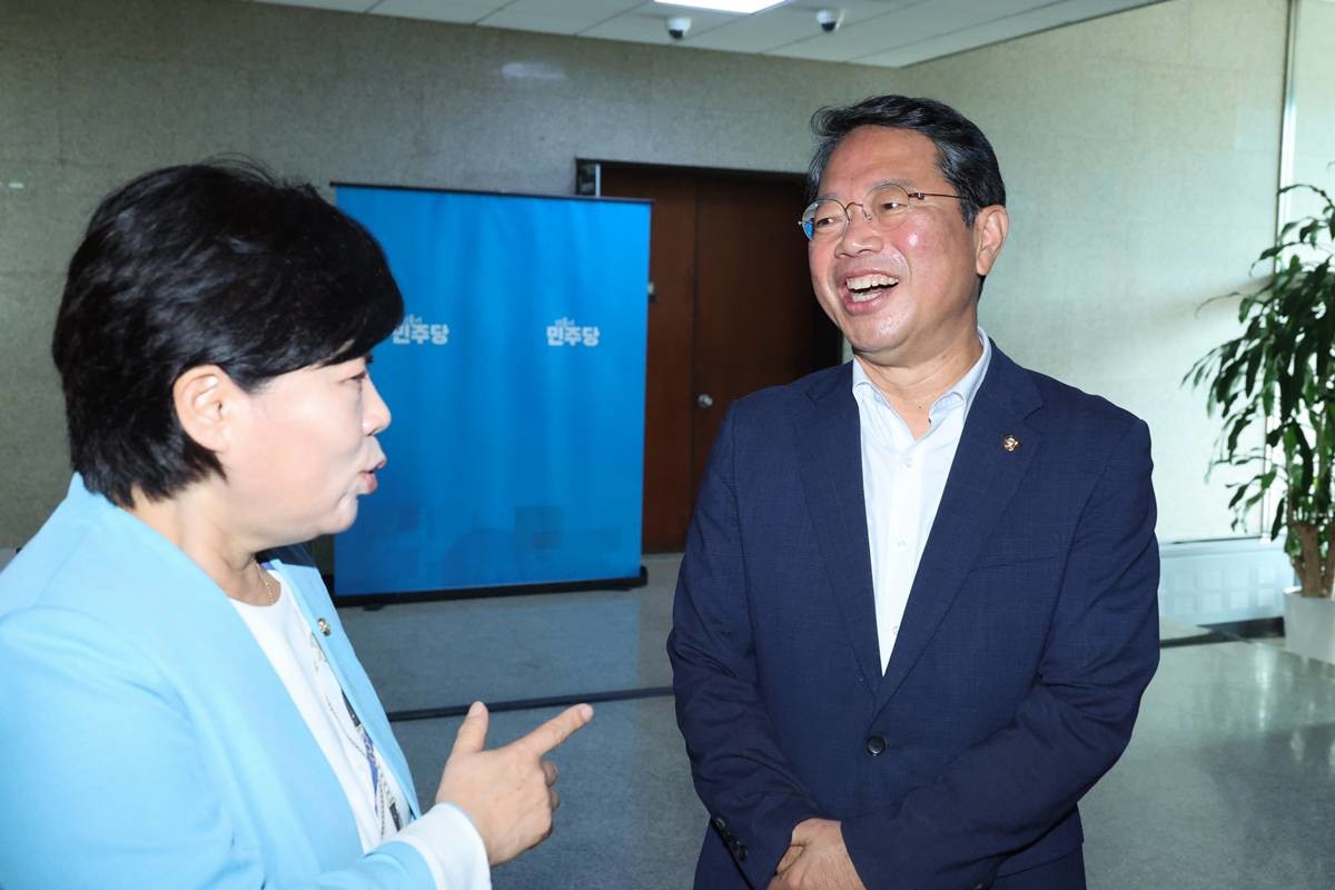 법무부 장관 후보자로 지명된 김승원 더불어민주당 의원이 30일 서울 여의도 국회에서 열린 조희대 대법원장의 법사위 불출석 사유서 제출 관련 기자간담회를 마친 후 서영교 법제사법위원장과 대화하고 있다 / 뉴스1