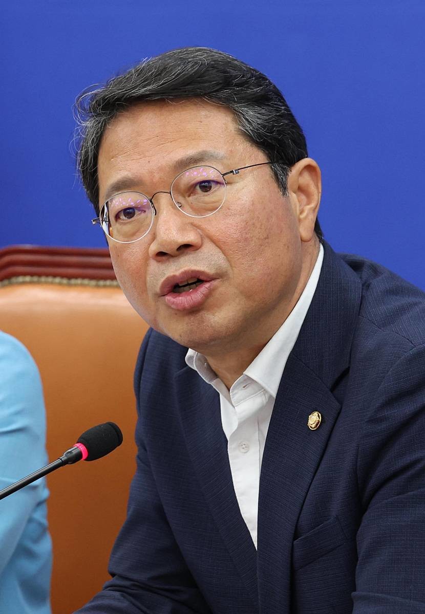법무부 장관 후보자로 지명된 김승원 더불어민주당 의원이 30일 서울 여의도 국회에서 열린 조희대 대법원장의 법사위 불출석 사유서 제출 관련 기자간담회에서 발언하고 있다 / 뉴스1