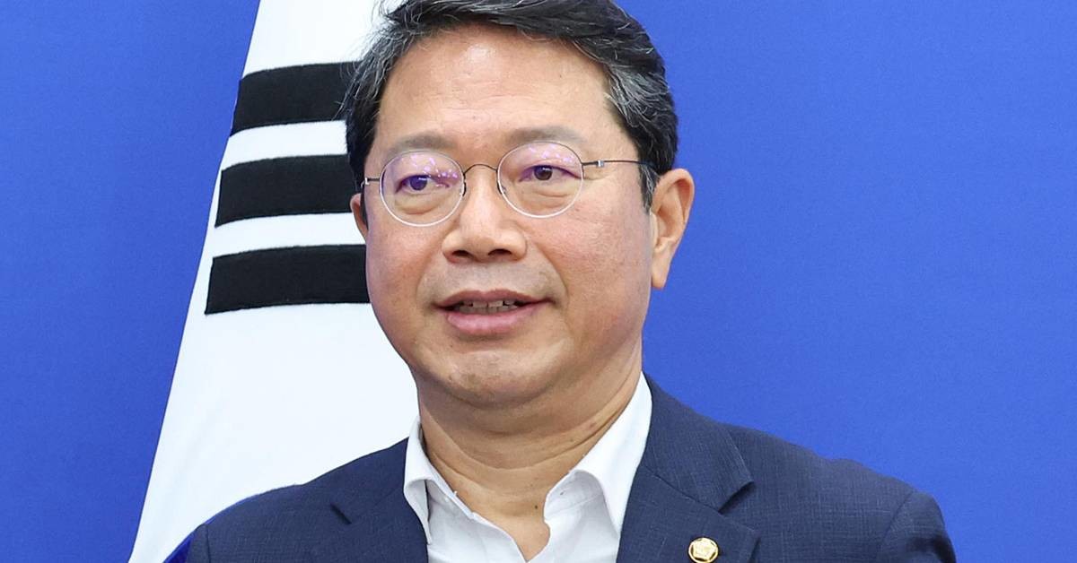 김승원 민주당 의원 '법무무 장관 후보자 지명'...법무부 장관 후보자로 지명된 김승원 더불어민주당 의원이 30일 서울 여의도 국회에서 열린 조희대 대법원장의 법사위 불출석 사유서 제출 관련 기자간담회를 마친 후 회의실을 나서고 있다 / 뉴스1