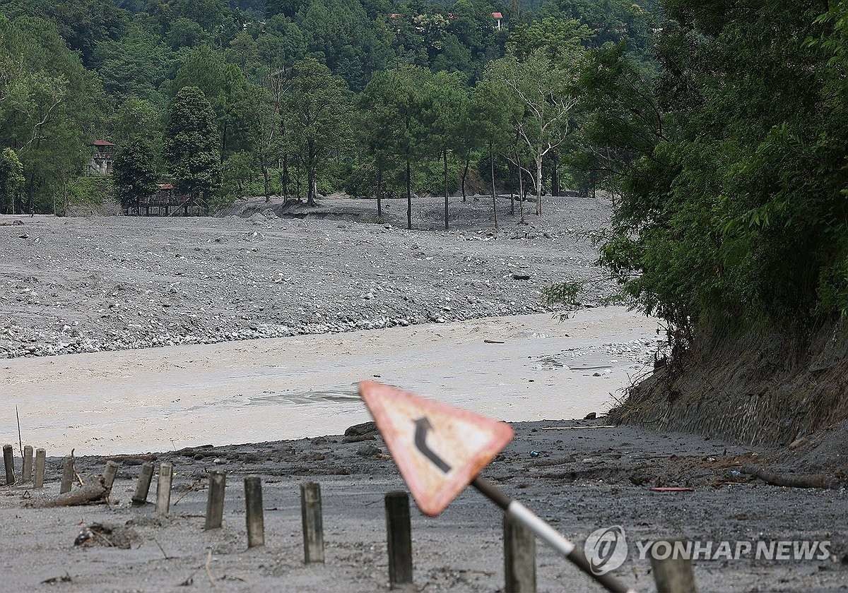 29일(현지시간) 네팔 비두르에서 한국남동발전과 두산에너빌리티가 건설하던 수력 발전소로 가는 도로 표지판이 쓰러져 있다. 해당 지점에서 수력 발전소까지는 10여km 정도 떨어져 있지만 도로 복구가 되지 않아 이동이 불가능했다 / 연합뉴스