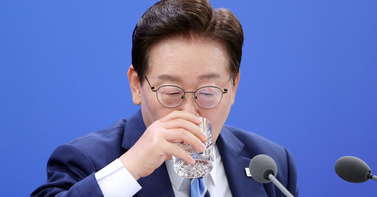 [리얼미터] 이 대통령 지지율 급기야 '역대 최저' 기록