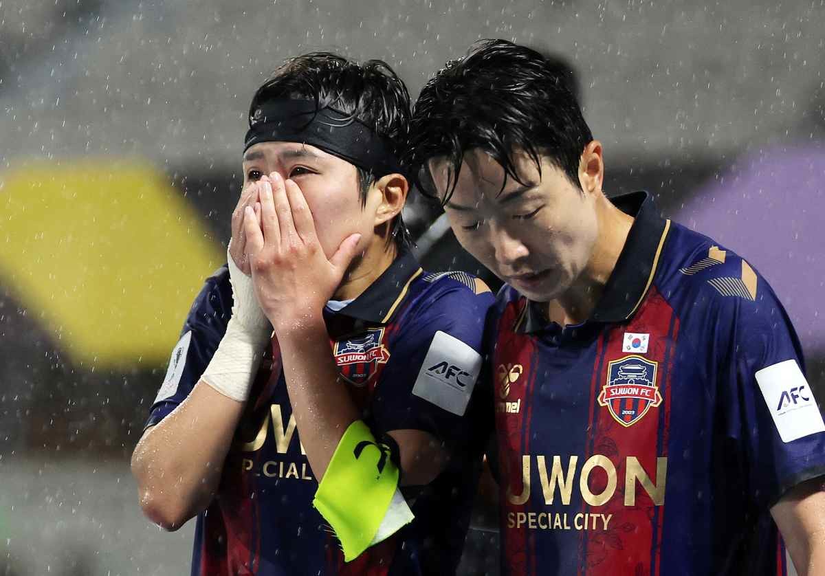 지난 5월 경기도 수원시 수원종합운동장에서 열린 2025-2026 아시아축구연맹(AFC) 여자 챔피언스리그(AWCL) 4강 수원FC 위민과 북한 내고향여자축구단의 경기에서 2-1로 패한 수원FC 위민 지소연이 아쉬운 눈물을 흘리고 있다. / 뉴스1