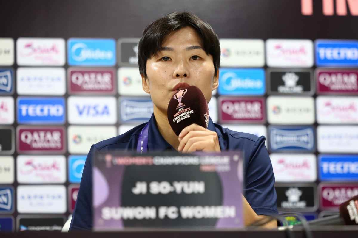 수원FC위민 지소연이 지난 5월 경기 수원시 수원종합운동장에서 열린 2025~2026시즌 아시아축구연맹(AFC) 여자 챔피언스리그(AWCL) 4강전 기자회견에서 발언하고 있다. / 뉴스1