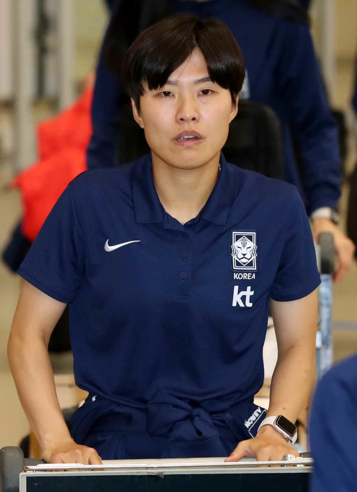 2023 국제축구연맹(FIFA) 호주·뉴질랜드 여자월드컵에서 1무 2패의 성적으로 조별리그에서 탈락한 한국 여자축구대표팀 지소연이 2023년 인천국제공항 제2여객터미널을 통해 귀국하고 있다. / 뉴스1