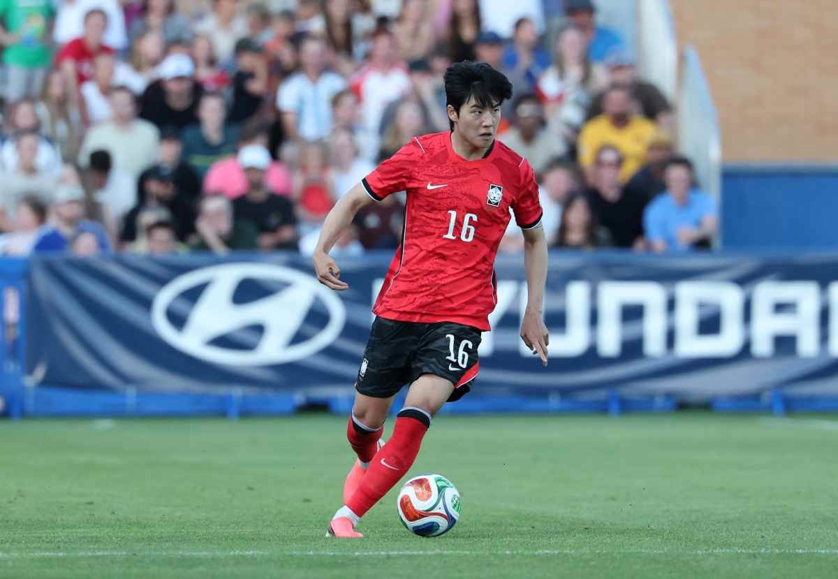 대한민국 축구대표팀 설영우가 지난 6월 미국 유타주 솔트레이크시티 브리검 영 대학교 BYU 사우스필드 경기장에서 2026 국제축구연맹(FIFA) 북중미 월드컵을 앞두고 열린 대한민국과 엘살바도르의 평가전에서 드리블을 하고 있다. / 뉴스1