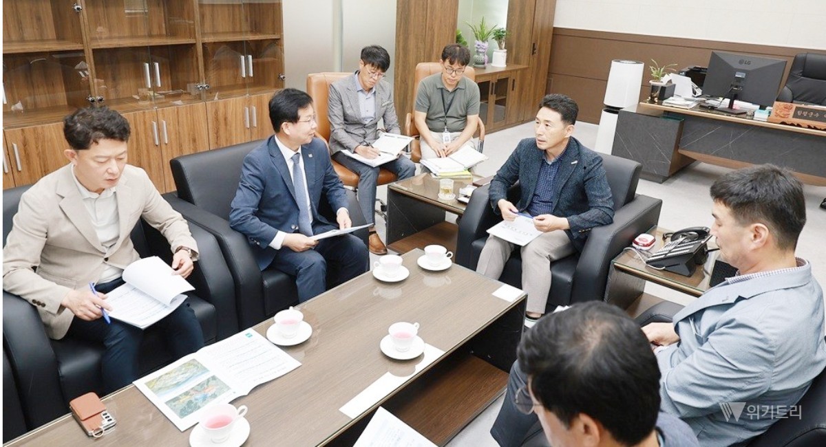 함평군은 지난 28일 군청에서 이남오 함평군수와 박병규 광산구청장이 참석해 빛그린국가산업단지를 중심으로 한 미래산업 육성 방향과 지역 간 협력 방안을 논의했다. / 함평군