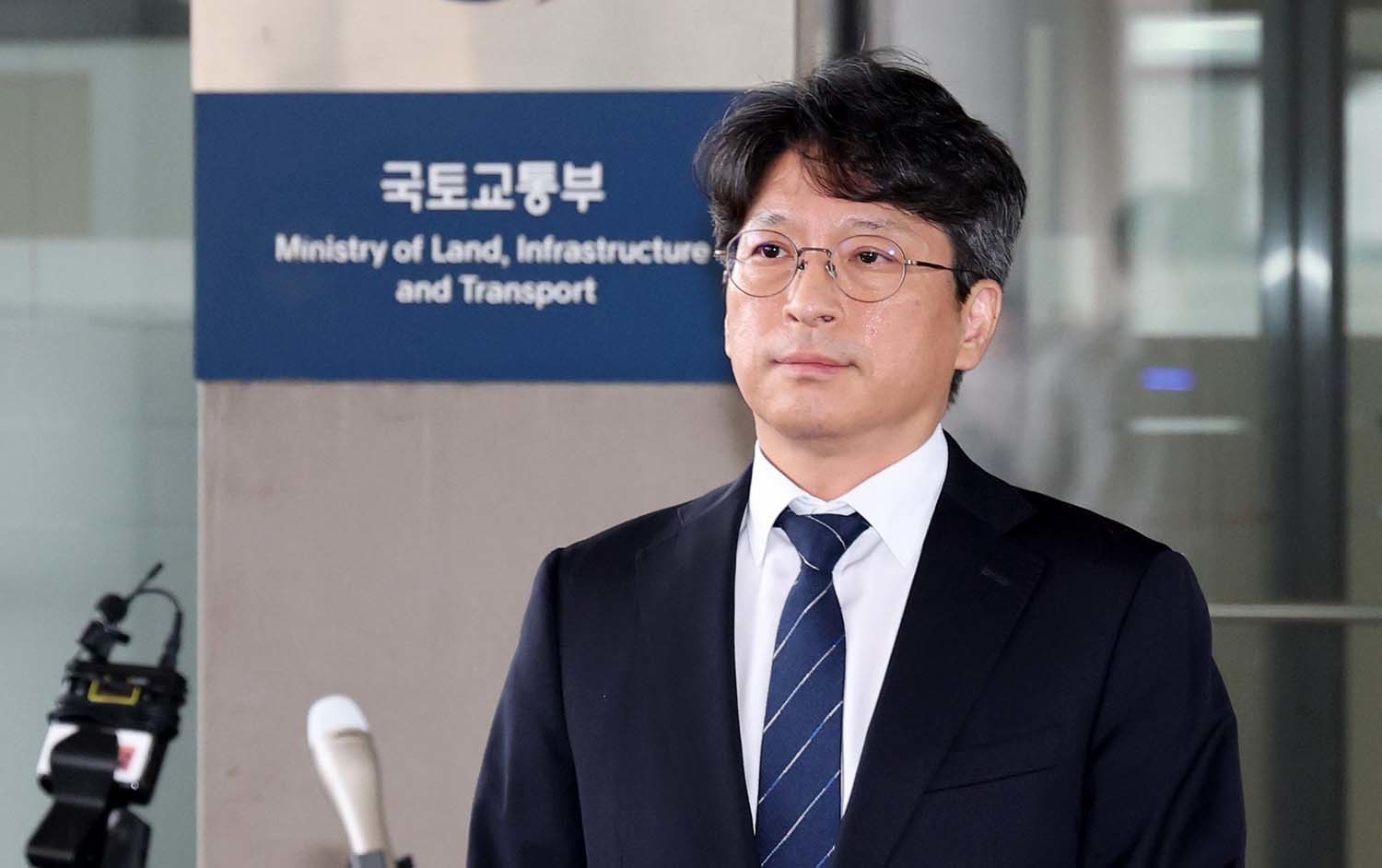 홍지선 국토교통부 장관 후보자가 31일 세종시 정부세종청사로 출근하며 취재진에게 장관 지명에 관한 소외를 밝히고 있다. / 뉴스1
