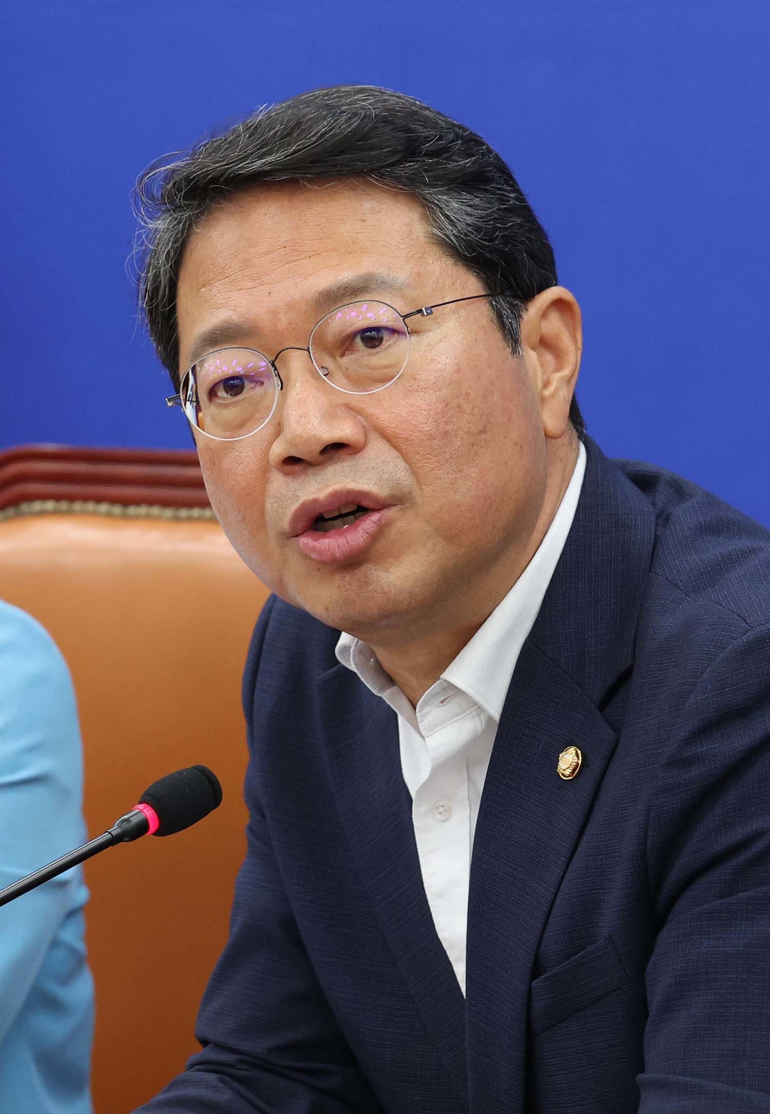 법무부 장관 후보자로 지명된 김승원 더불어민주당 의원이 30일 서울 여의도 국회에서 열린 조희대 대법원장의 법사위 불출석 사유서 제출 관련 기자간담회에서 발언하고 있다. / 뉴스1