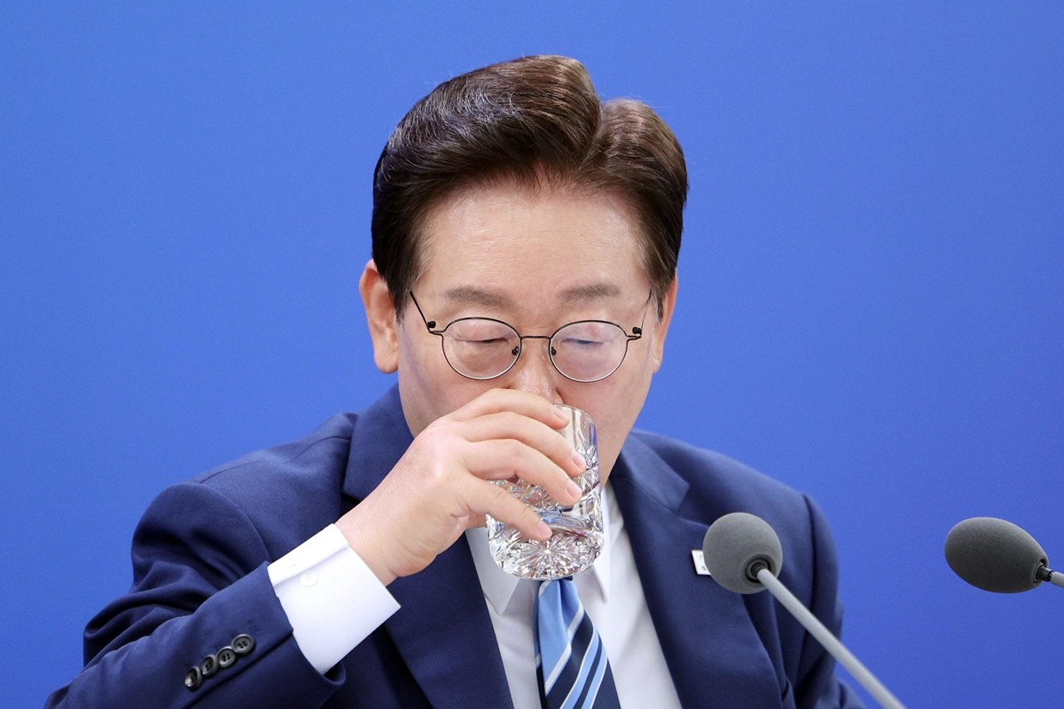 이재명 대통령이 지난 5월 27일 부산 해운대구에서 열린 제48차 유네스코 세계유산위원회 개최 준비 현황 보고회에서 물을 마시고 있다. / 뉴스1
