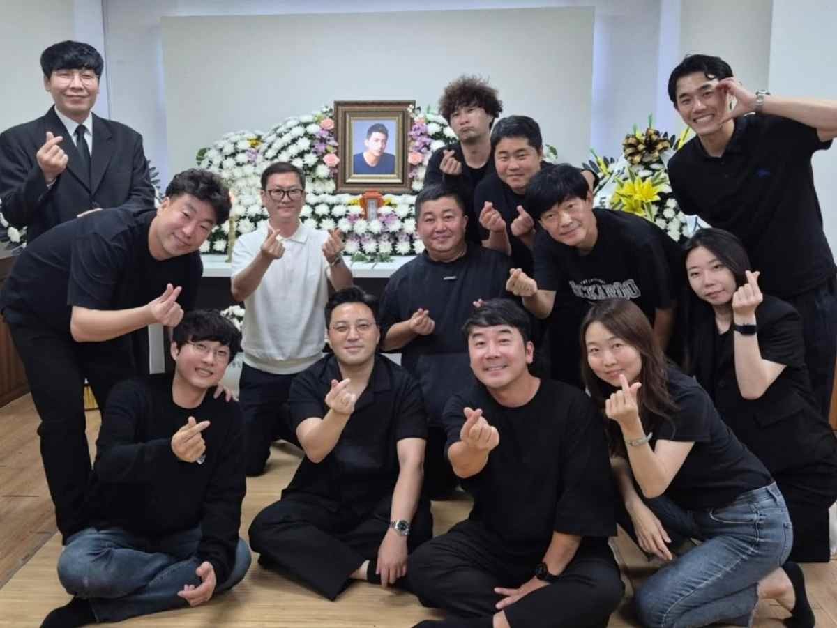 고 이용주 빈소 앞에서 추모하는 동료들 / 김호창 인스타그램