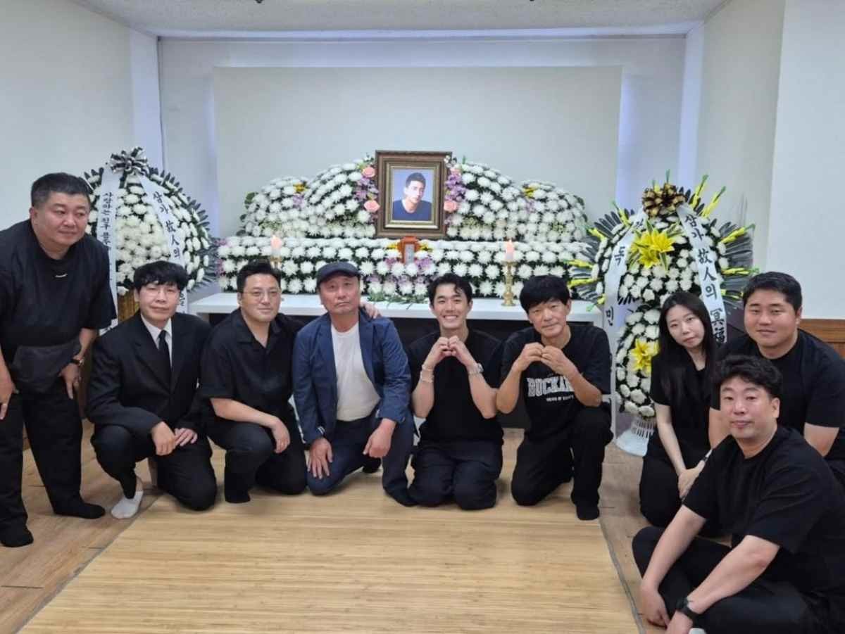 고 이용주 빈소 앞에서 밝게 사진 찍고 있는 김호창과 동료들 / 김호창 인스타그램