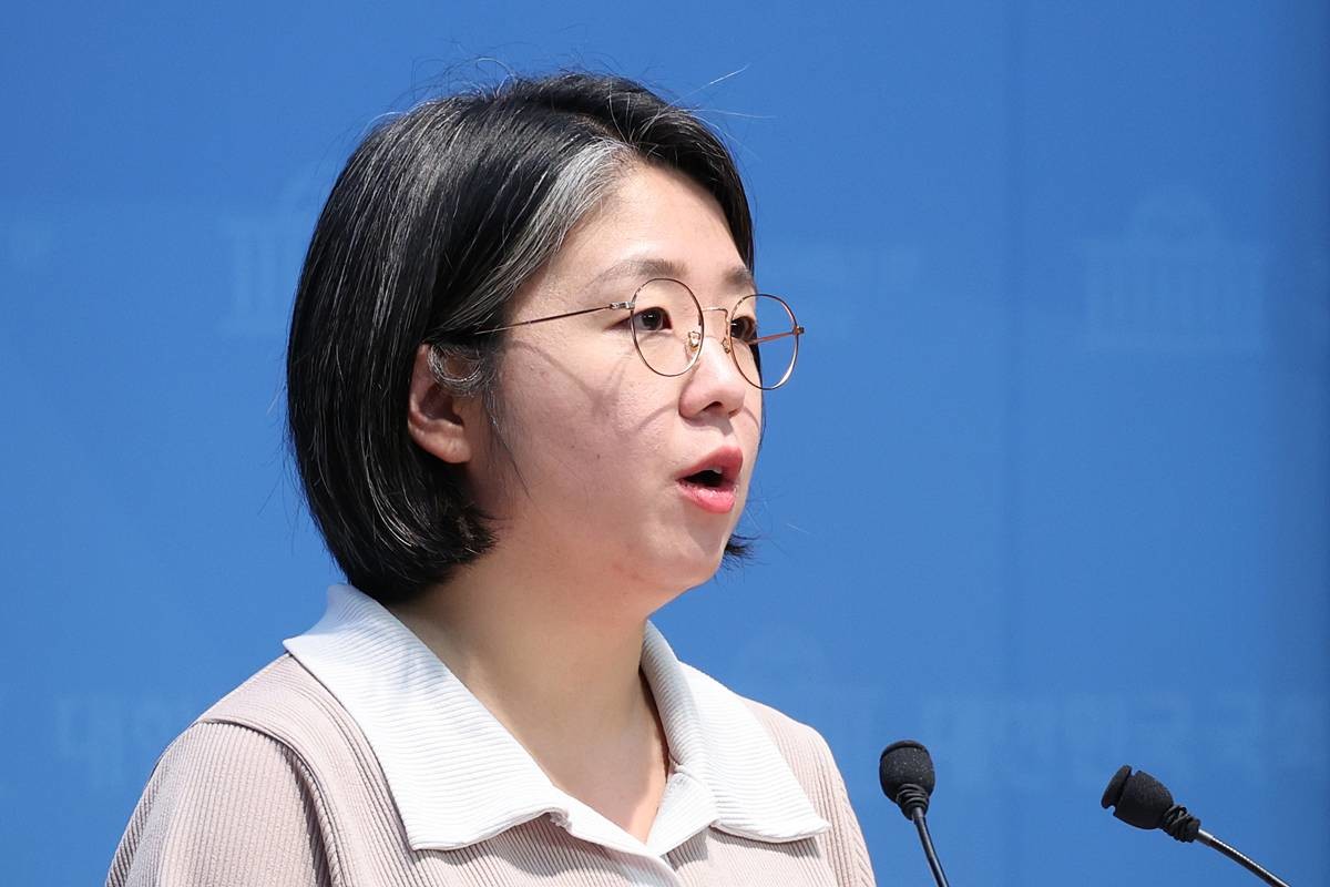 용혜인 기본소득당 대표가 지난 6일 서울 여의도 국회 소통관에서 집회 및 시위에 관한 법률 개정안 발의 기자회견을 하고 있다 / 뉴스1