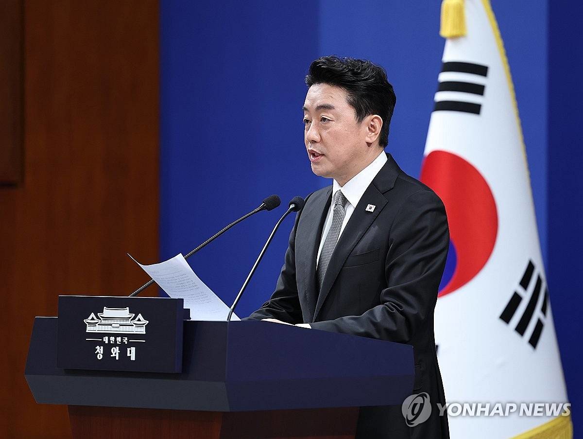 강훈식 비서실장이 전날 청와대 춘추관에서 인사 관련 브리핑을 하고 있다. 강 비서실장은 브리핑을 통해 재정경재부 장관에는 이형일 1차관을, 법무부 장관에 더불어민주당 김승원 의원을, 국방부 장관에는 강신철 전 연합사 부사령관을 지명했다고 밝혔다. 또한 성평등가족부 장관에는 기본소득당 원내대표인 용혜인 의원을, 국토부 장관에는 홍지선 2차관을, 중소벤처기업부 장관에는 민주당 이소영 의원을, 국가인공지능전략위원회 부위원장에 하정우 전 AI수석을 지명했다. 또한 대통령 정무특별보좌관 김경수 전 경남지사를, 대통령비서실 AI미래기획수석비서관에는 조국혁신당 이해민 의원을, 대통령비서실 메가프로젝트 보좌관에 이원주 기후환경부 에너지전환정책실장을 발탁했다고 밝혔다 / 연합뉴스