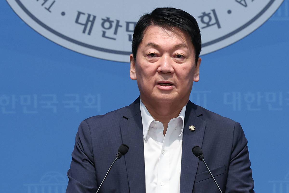 안철수 국민의힘 의원이 지난 12일 오전 서울 여의도 국회 소통관에서 당 지도부와 조직강화특위에 쇄신안을 건의하고 있다 / 뉴스1