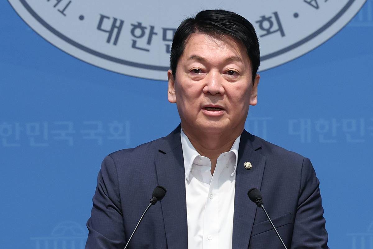 안철수 국민의힘 의원이 지난 12일 오전 서울 여의도 국회 소통관에서 당 지도부와 조직강화특위에 쇄신안을 건의하고 있다 / 뉴스1