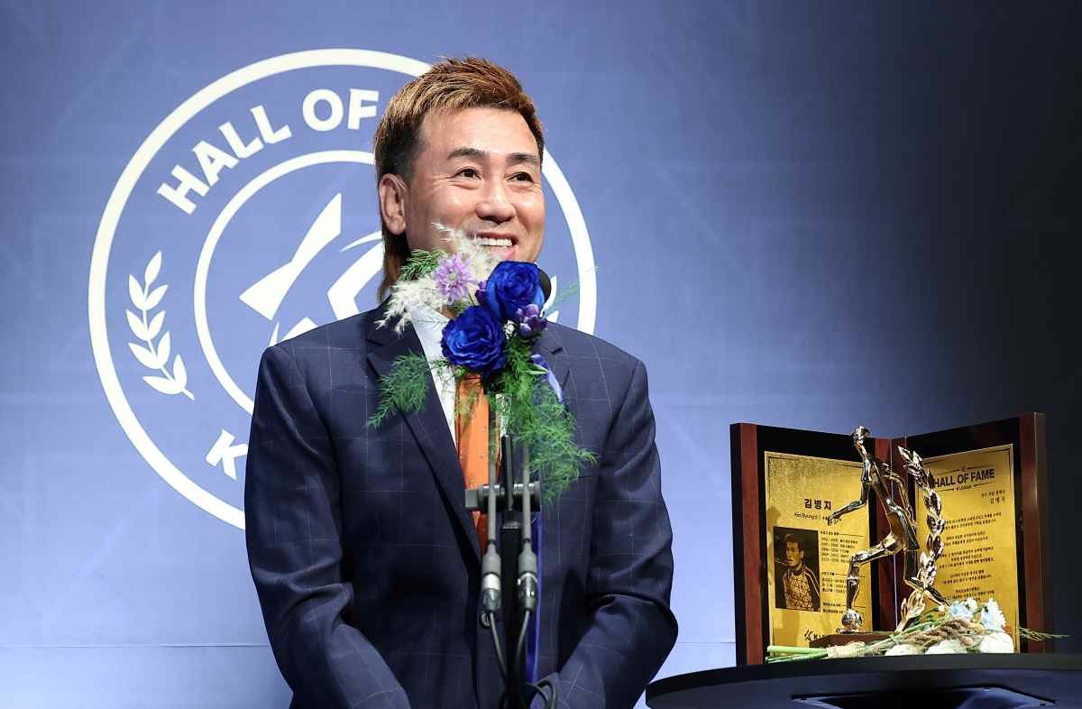 전 축구선수 김병지가 지난해 서울 종로구 아산정책연구원에서 열린 제2회 K리그 명예의 전당 헌액식에서 수상 소감을 전하고 있다. / 뉴스1