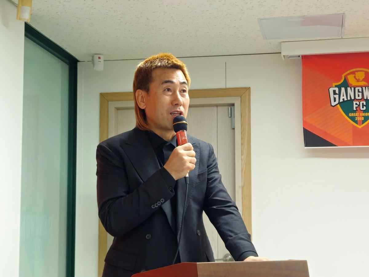 2024년 강원 춘천 송암스포츠타운 주경기장 내에서 열린 '강원FC 2024년도 성과 및 2025 비전 발표 기자간담회'에서 김병지 대표이사가 올 시즌 성과에 대해 발표 하고 있다. / 뉴스1