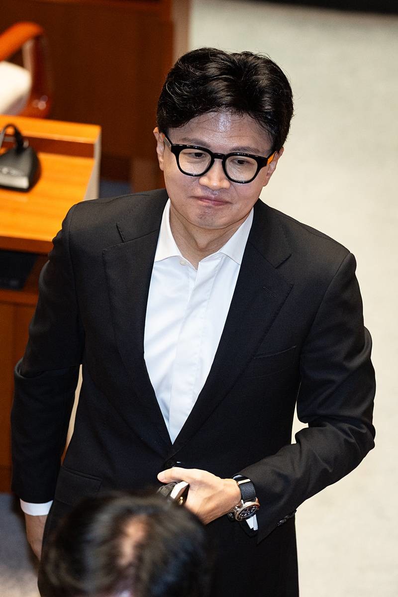 한동훈 무소속 의원이 지난달 24일 서울 여의도 국회에서 열린 제437회 국회(임시회) 예산결산특별위원회 제2차 전체회의 산회 후 회의장을 나서고 있다 / 뉴스1