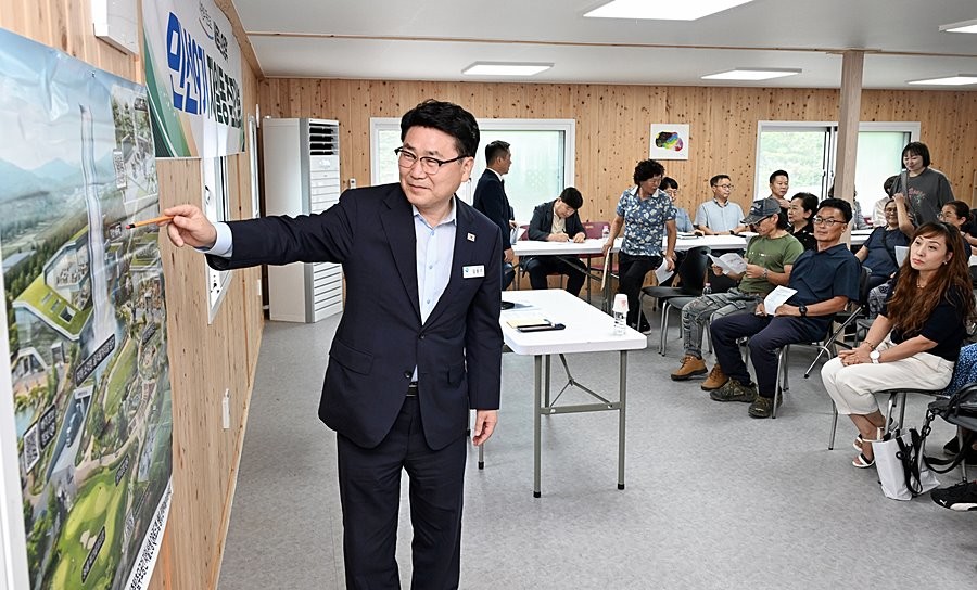 김원기 의정부시장이 지난 8월 28일 자일동 주민간담회에서 주민들과 소통하고 있다