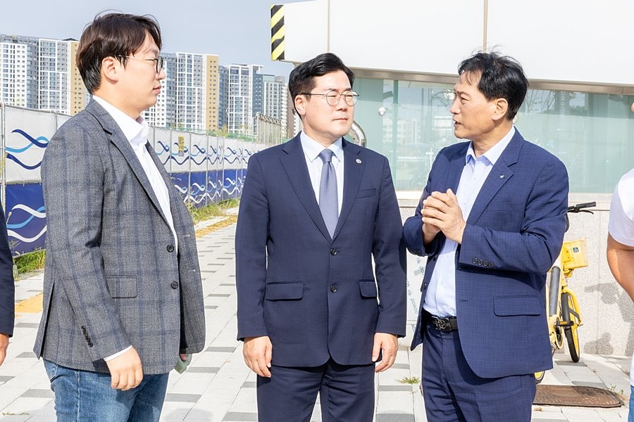 김진규 검단구청장(오른쪽)