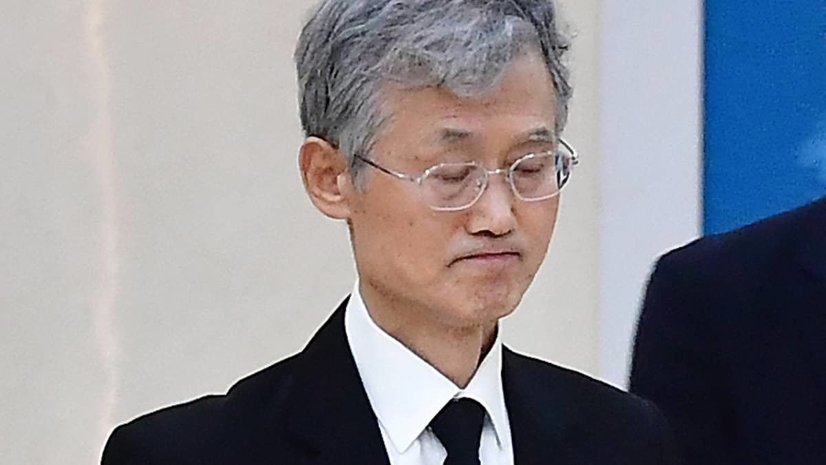 조희대 대법원장이 31일 오전 부친의 빈소가 마련된 경북 포항시 남구 포항성모병원 장례식장에서 무거운 발걸음을 옮기고 있다 / 뉴스1