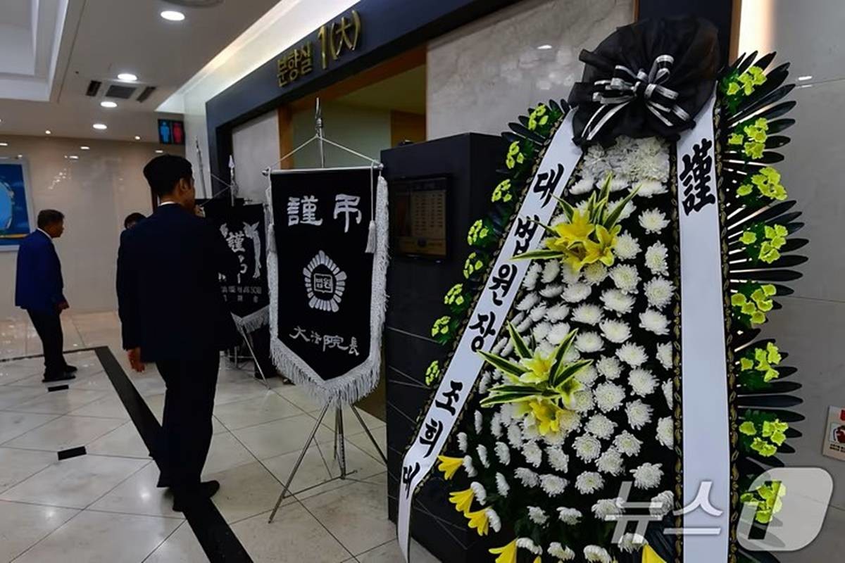 조희대 대법원장 부친의 빈소가 마련된 경북 포항성모병원 장례식장 입구에 근조화환이 세워져 있다 / 뉴스1