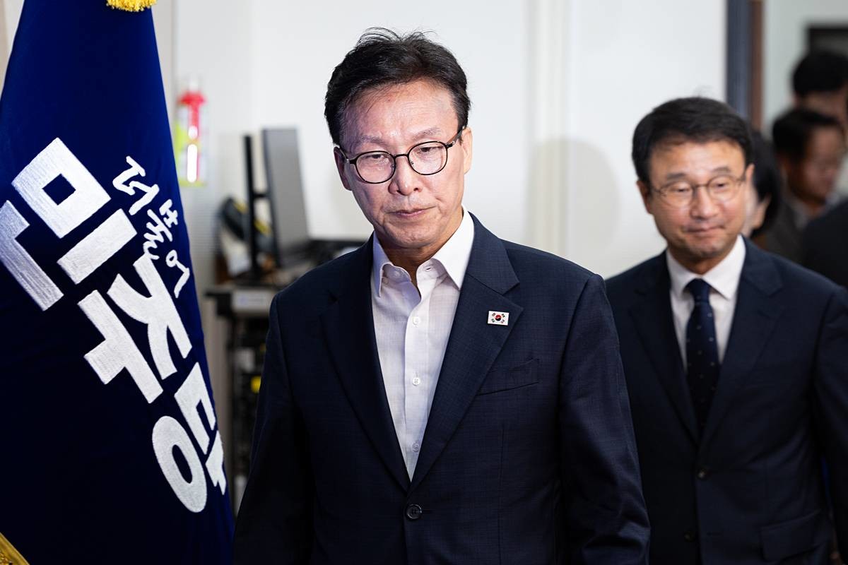 김민석 더불어민주당 대표와 한병도 원내대표를 비롯한 지도부가 31일 서울 여의도 국회에서 열린 최고위원회의에 참석하고 있다 / 뉴스1