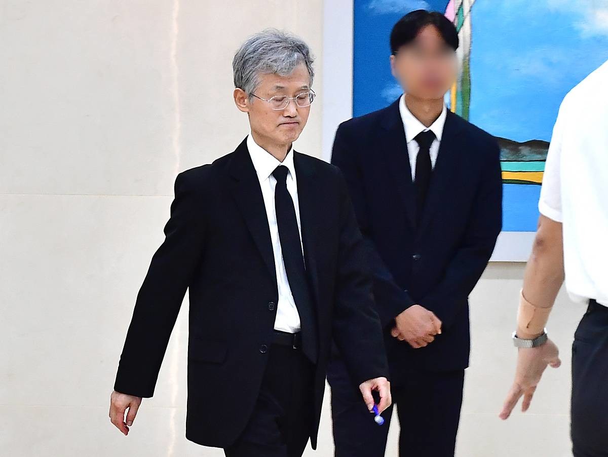 조희대 대법원장이 31일 오전 부친의 빈소가 마련된 경북 포항시 남구 포항성모병원 장례식장에서 무거운 발걸음을 옮기고 있다 / 뉴스1