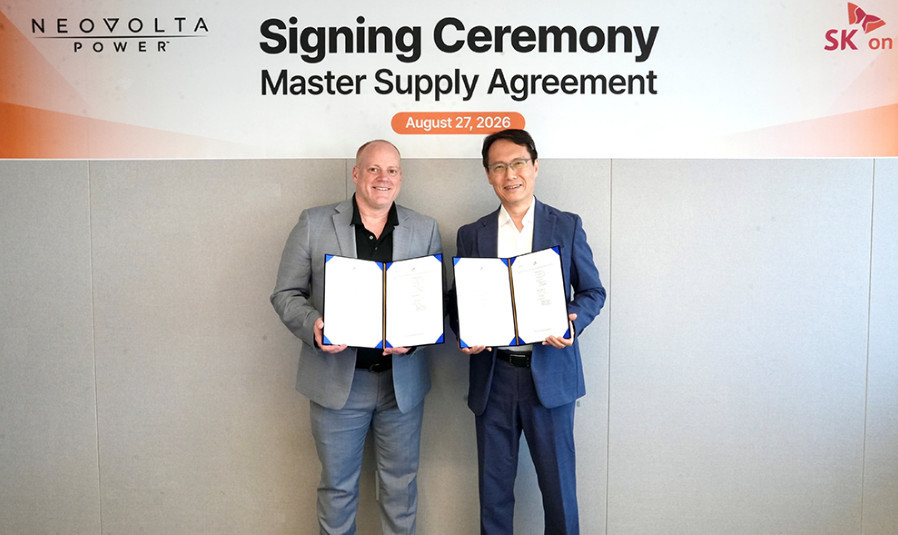 최대진 SK온 ESS사업실장(오른쪽)과 스티브 본드 네오볼트 파워 사장이 27일 서울 종로구 SK온 관훈캠퍼스에서 ESS용 배터리 셀 공급계약 체결 / SK이노베이션
