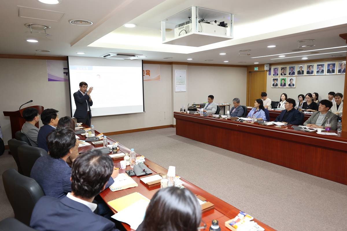 31일 구미시의회 간담회장에서 제299회 제1차 정례회 대비 의원 역량강화 교육을 진행하고 있다. / 구미시의회