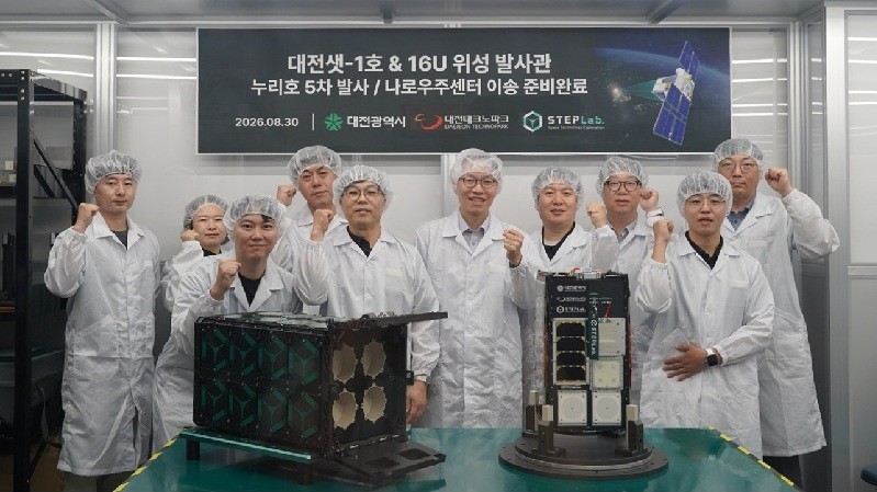 대전샛 개발에 참여한 지역 우주기업 관계자들이 누리호 5차 발사를 앞두고 위성 발사관 이송 준비를 마친 뒤 기념촬영을 하고 있다. /사진=대전시