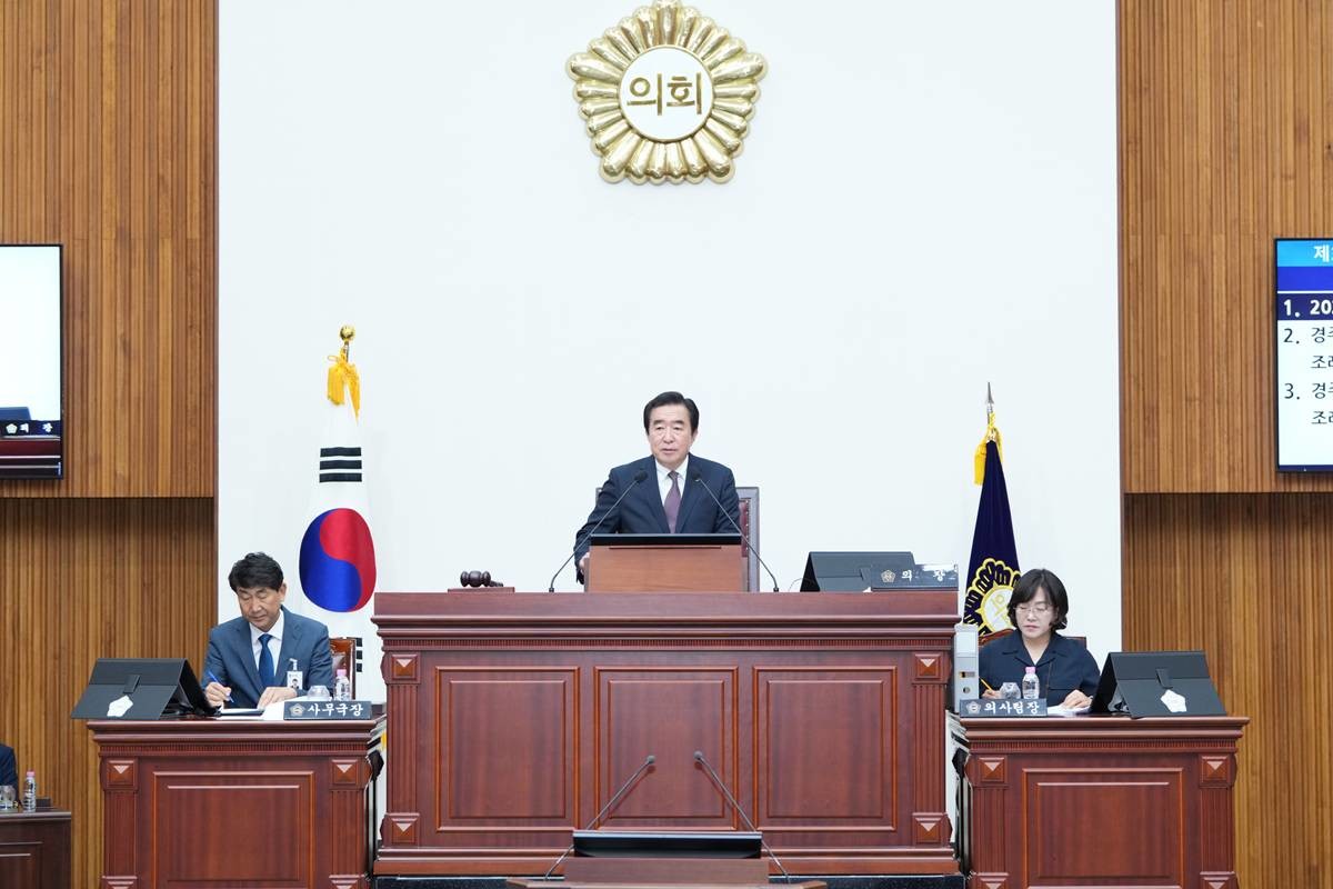 경주시의회 제300회 임시회 제2차 본회의에서 임활 의장(가운데)