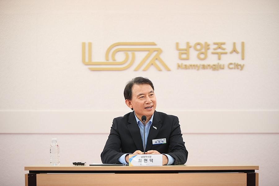 최현덕 남양주시장이 31일 시청 여유당에서 열린 남양주시복지재단 임원 임명식에서 인사말을 하고 있다