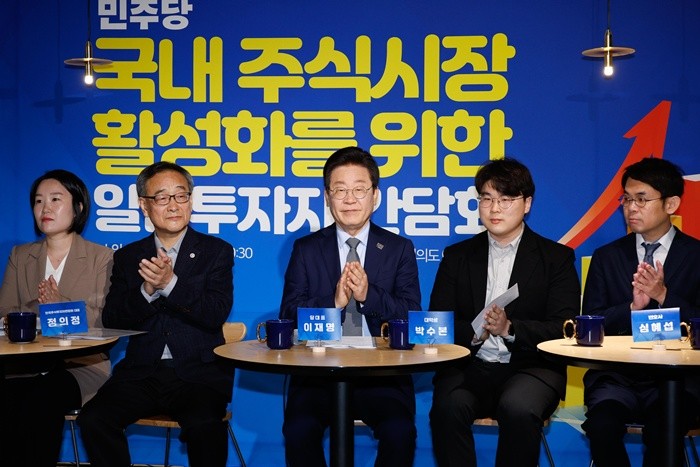 과거 이재명 대통령과 함께 활동하던 당시의 이소영 중소벤처기업부 장관 후보자 / 뉴스1