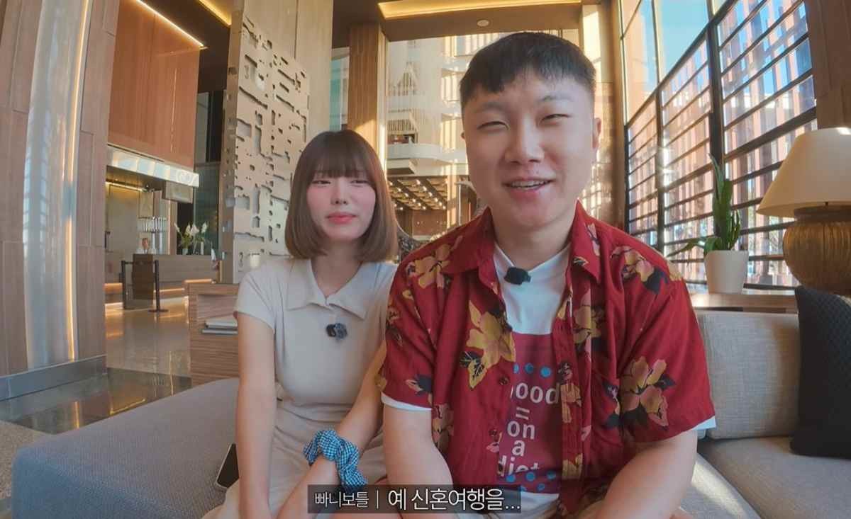 빠니보틀이 여자친구와 함께 유튜브 영상을 촬영하고 있다 / '빠니보틀' 유튜브