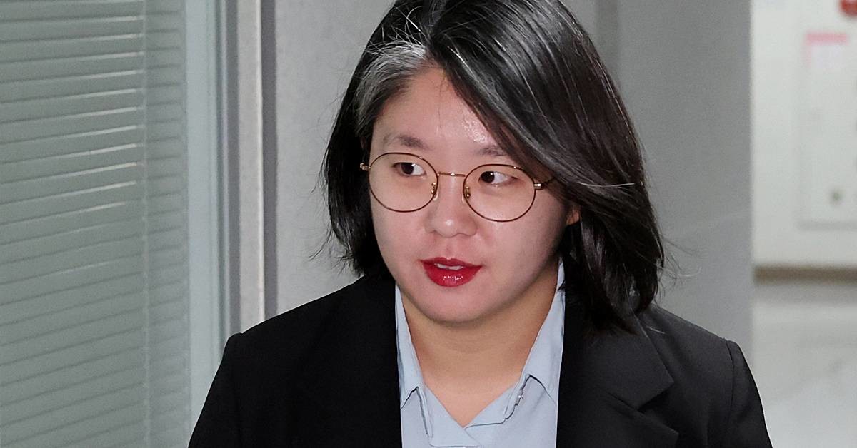 성평등가족부 장관 후보자로 지명된 용혜인 기본소득당 의원이 31일 오전 서울 여의도 국회 의원회관으로 출근하고 있다 / 뉴스1