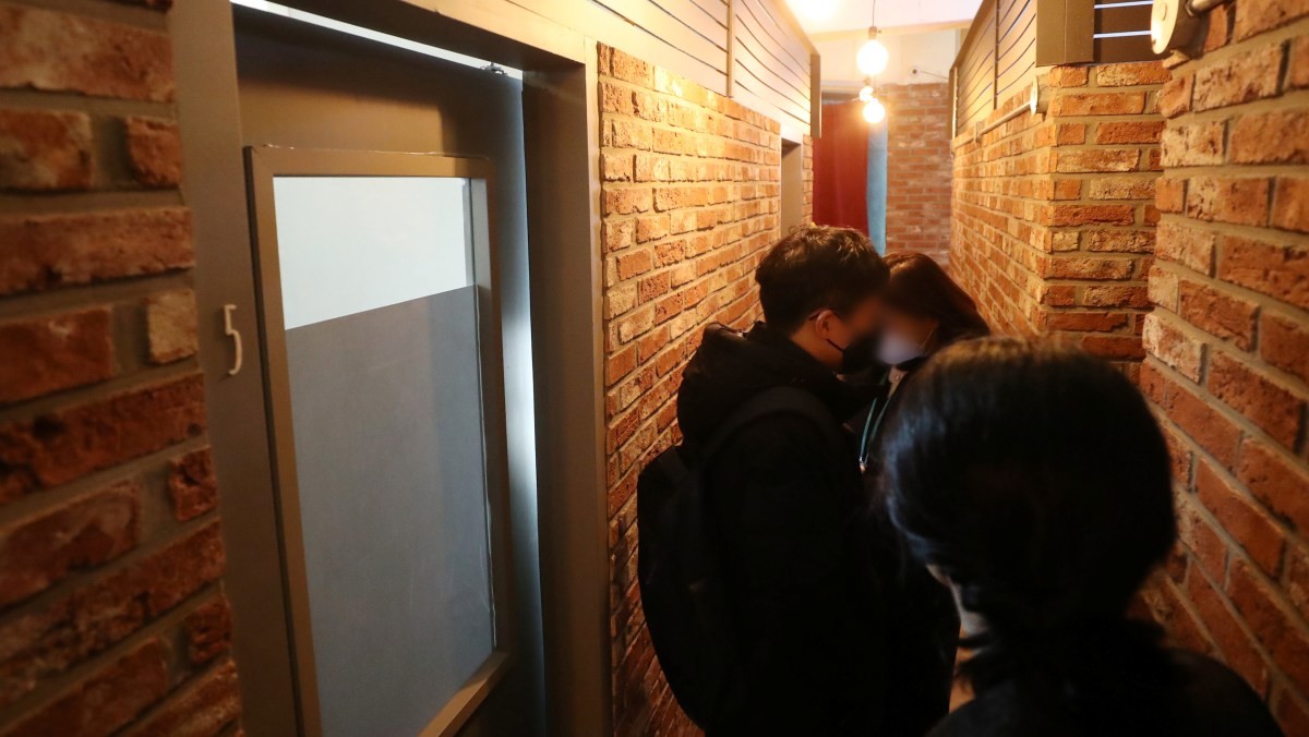 경기도의 한 룸카페에서 경기도 공정특별사법경찰단과 경기도 청소년과, 시군 청소년과 관계자들이 도내 룸카페에 대한 단속·점검를 진행하고 있다. 기사의 이해를 돕기 위한 사진 / 뉴스1
