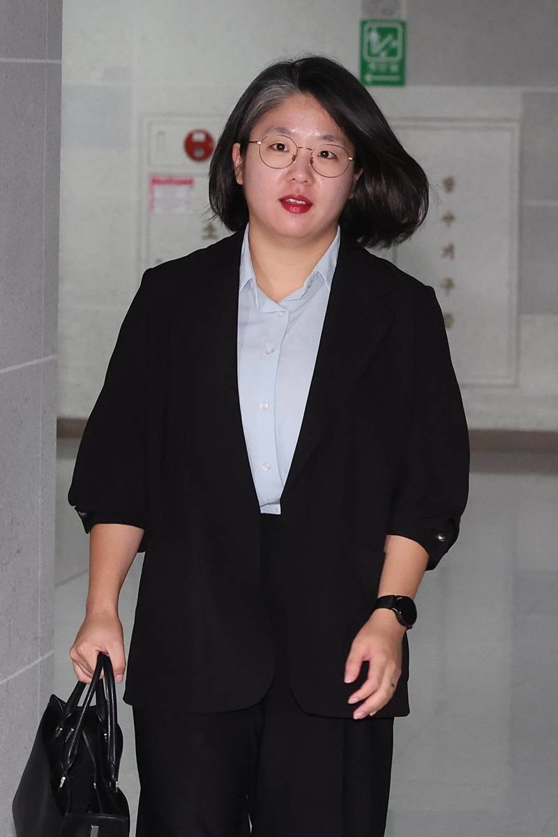 성평등가족부 장관 후보자로 지명된 용혜인 기본소득당 의원이 31일 오전 서울 여의도 국회 의원회관으로 출근하고 있다 / 뉴스1