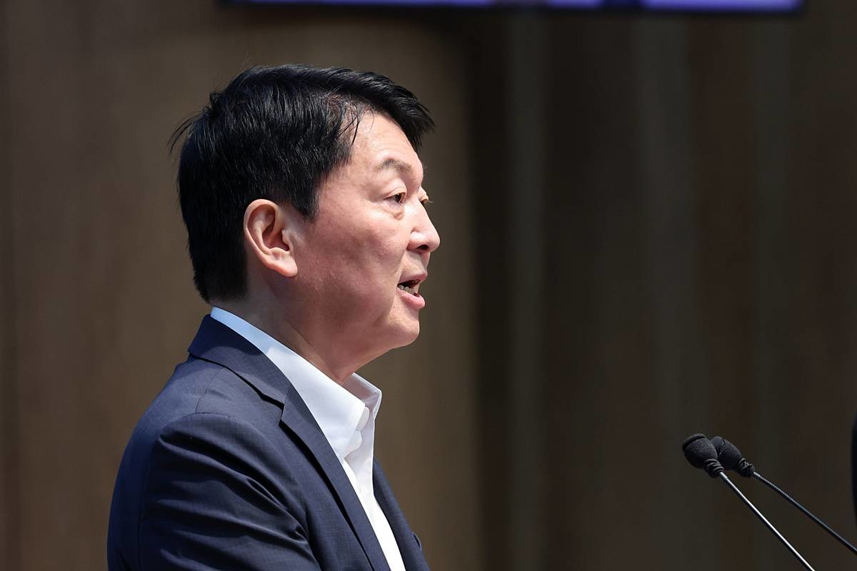 안철수 국민의힘 의원이 지난 12일 오전 서울 여의도 국회 소통관에서 당 지도부와 조직강화특위에 쇄신안을 건의하고 있다 / 뉴스1