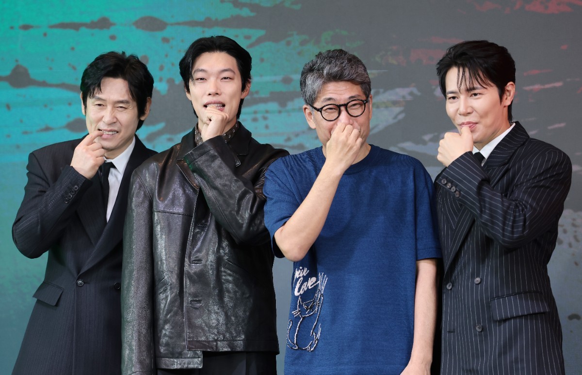 넷플릭스 '들쥐' 주역인 배우 설경구(왼쪽부터)와 류준열, 김홍선 감독, 이규형 / 뉴스1