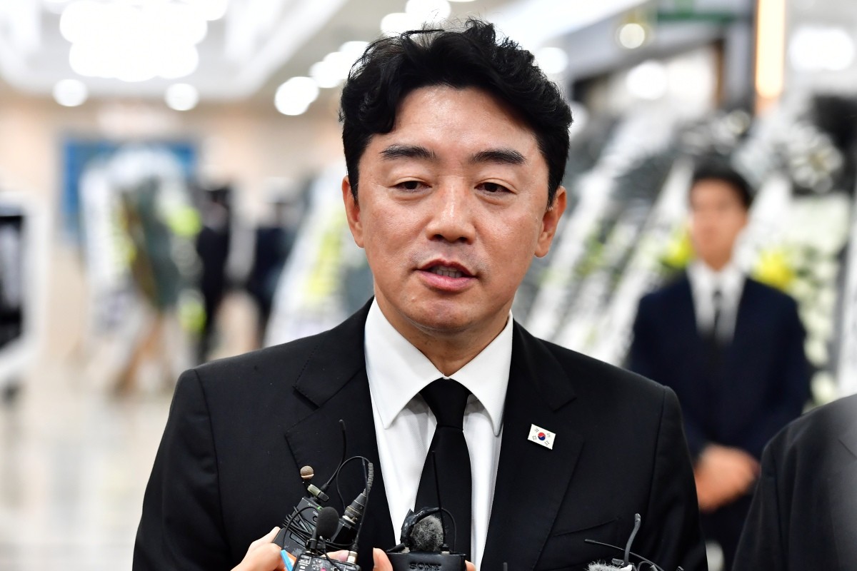 강훈식 대통령실 비서실장이 31일 조희대 대법원장 부친상 빈소가 마련되 경북 포항시 남구 포항성모병원 장례식장을 찾아 이재명 대통령의 조문 메시지를 전달하고 있다. / 뉴스1