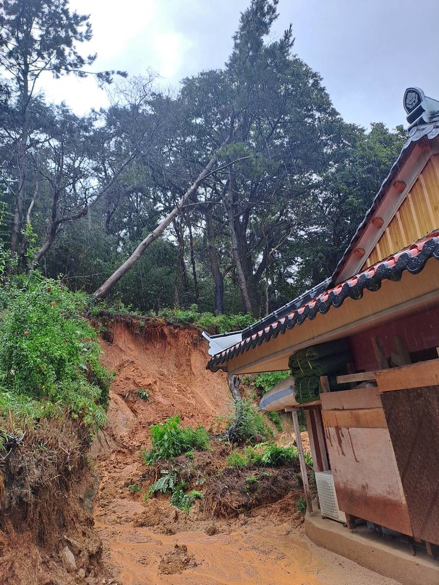 강한 폭우가 쏟아진 31일 오전 9시 50분께 전북 고창군 무장면 한 주택 뒷편에서 토사가 붕괴된 모습 / 전북소방 제공