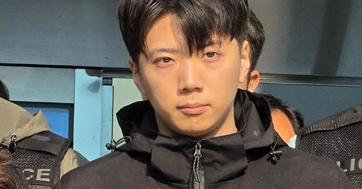 어린이날 광주 도심에서 일면식 없는 여고생을 살해해 살인·살인미수 등의 혐의를 받는 장윤기(23)가 14일 오전 광주 서부경찰서에서 검찰에 송치되고 있다. 장윤기는 이날 광주에선 처음으로 신상이 공개됐다. / 뉴스1