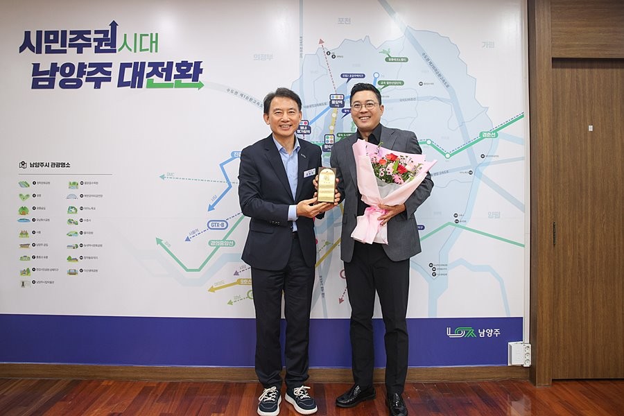 최현덕 남양주시장(왼쪽)이 31일 홍보대사로 위촉된 개그맨 김종석과 기념촬영을 하고 있다