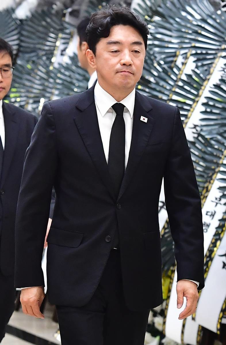강훈식 대통령실 비서실장이 지난달 31일 경북 포항시 남구 포항성모병원 장례식장에서 조희대 대법원장 부친상 조문을 마치고 나오고 있다 / 뉴스1