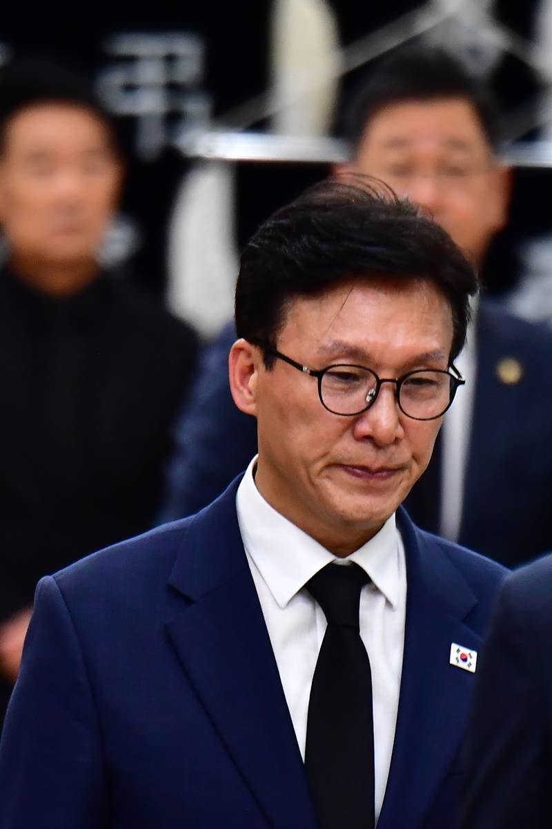 김민석 더불어민주당 대표가 지난달 31일 오후 조희대 대법원장 부친 빈소가 마련된 경북 포항성모병원 장례식장에서 조문을 마친 후 걸어나오고 있다 / 뉴스1