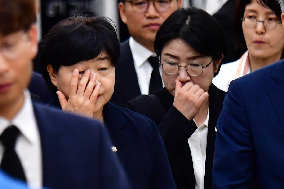 서영교 국회 법제사법위원장(왼쪽)이 지난달 31일 오후 조희대 대법원장 부친의 빈소가 마련된 포항성모병원에서 조문을 마친 후 빈소를 나서고 있다 / 뉴스1