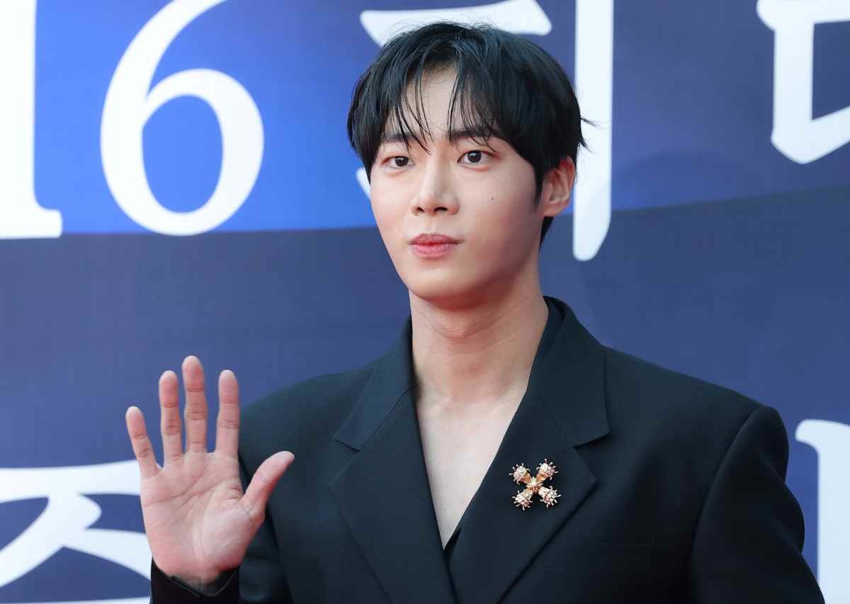 배우 추영우가 지난해 서울 중구 국립극장 해오름극장에서 열린 '2025 대한민국 대중문화예술상 시상식' 레드카펫에 참석해 포즈를 취하고 있다. / 뉴스1