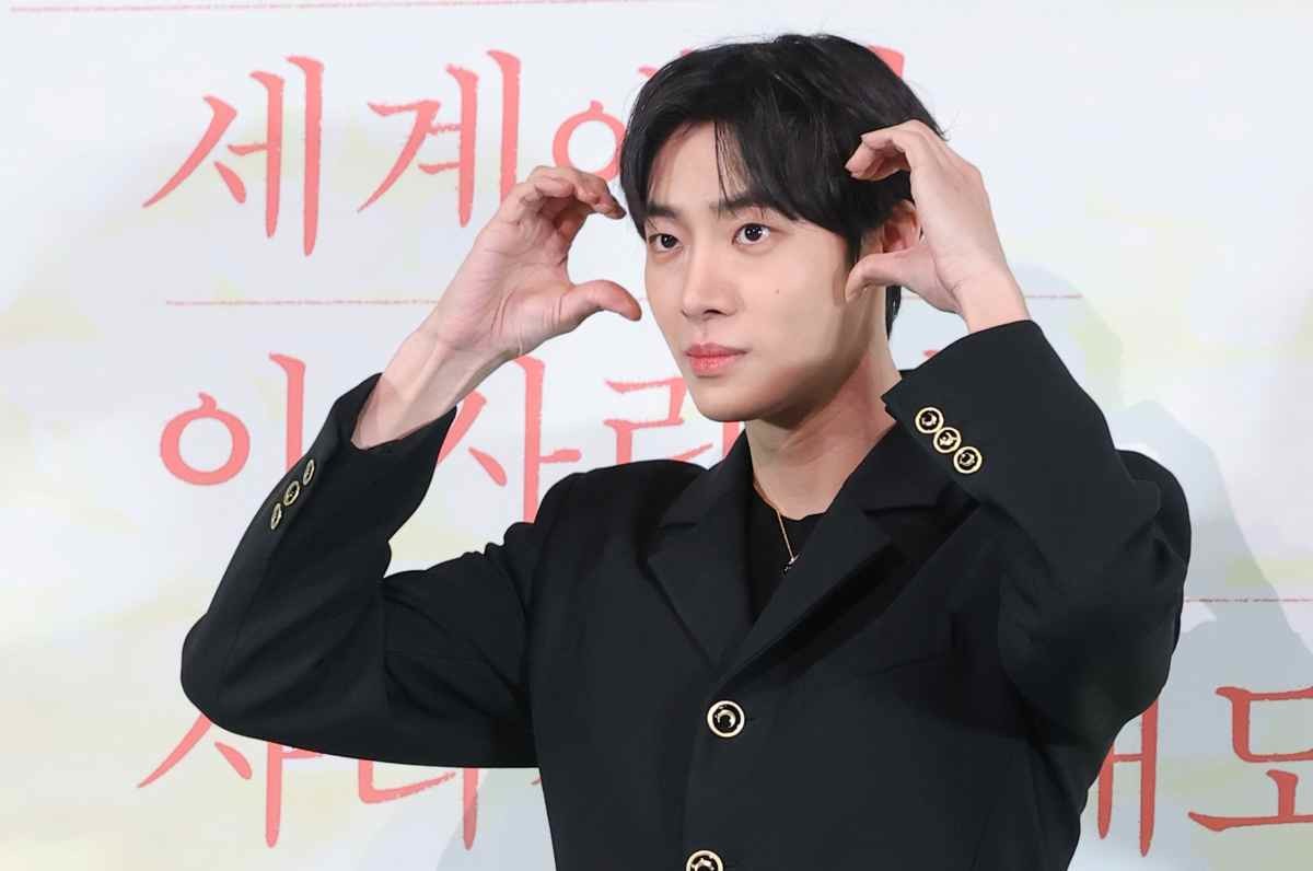 배우 추영우가 지난해 서울 용산구 용산CGV 아이파크몰점에서 열린 영화 '오늘 밤, 세계에서 이 사랑이 사라진다 해도'(감독 김혜영) 언론시사회에 참석해 포즈를 취하고 있다. / 뉴스1